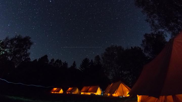 telte under stjernehimmel